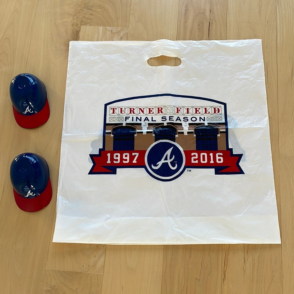 ⚾️Atlanta Braves Turner Field Final Season 1997-2016 Bag & souvenir plastic hats